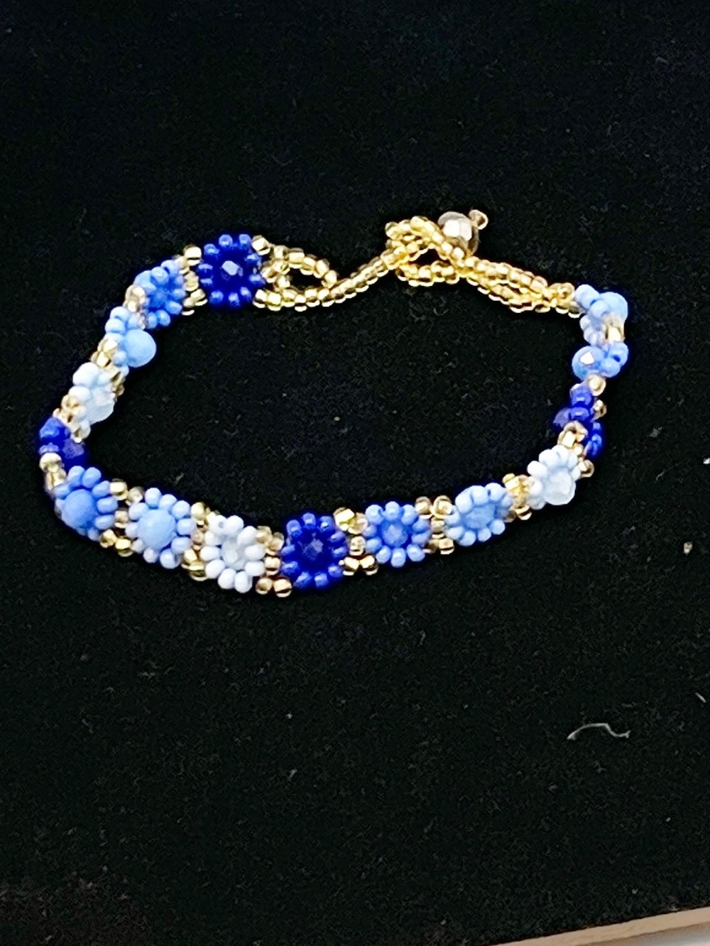 Vintage Hand Crafted Colorful Glass Seed Beads Bracelet 7"L Blues Yellow Daisies